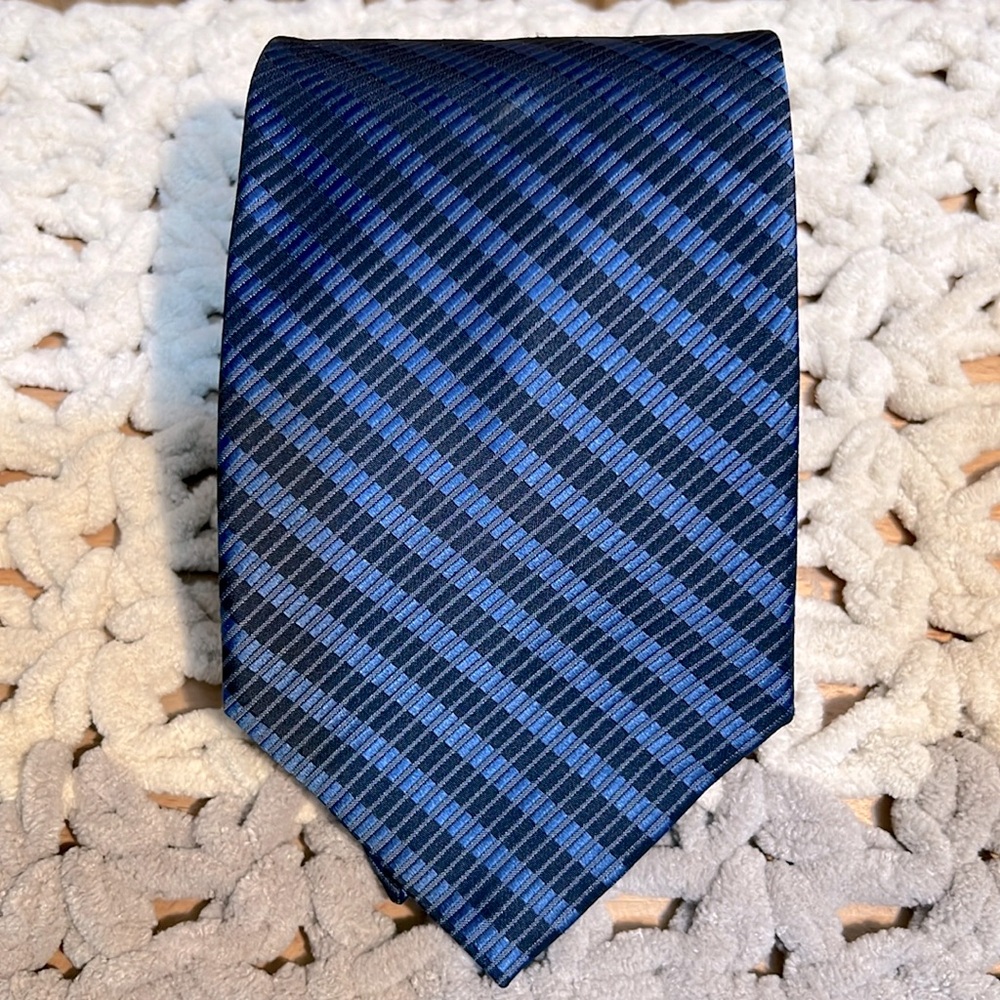 NWOT Calvin Klein Men’s blue silk tie